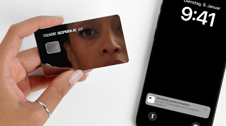 Die gespiegelte Visakarte und ein Smartphone