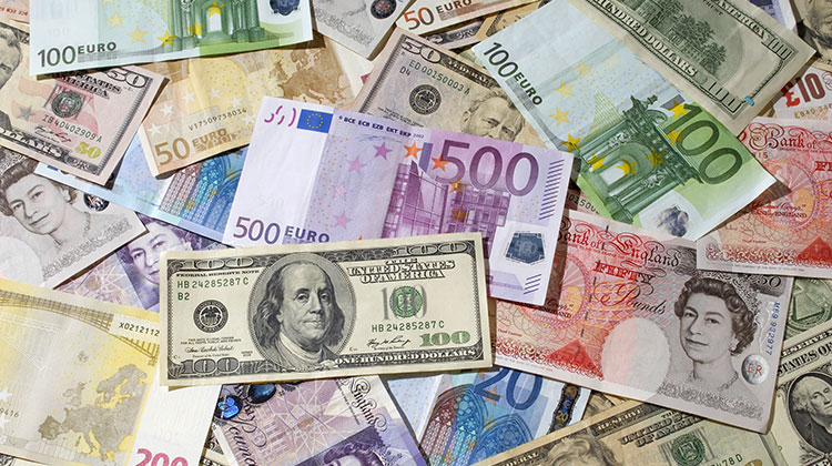 Geldscheine in verschiedenen Währungen, ausgebreitet auf einem Tisch