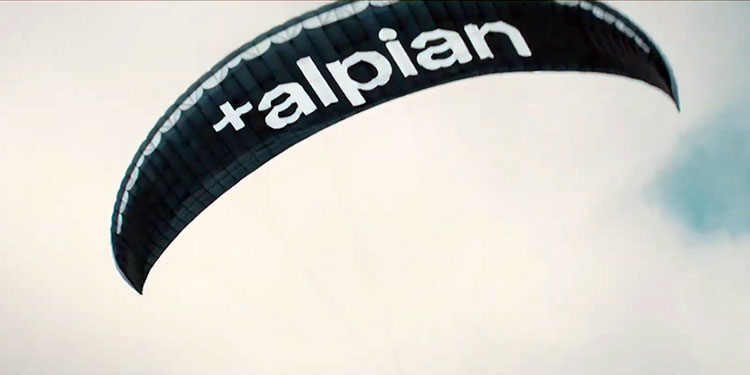 Alpian-Logo auf einem Gleitschirm