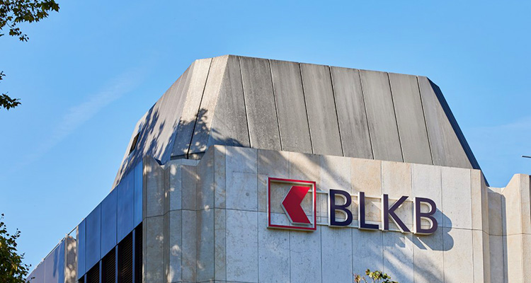 Das Logo der BLBK am Gebäude des Hauptsitzes in Liestal
