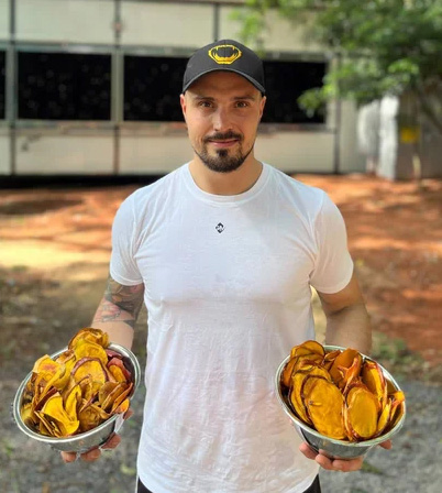 Der Startup Gründer mit getrockneten Mangos