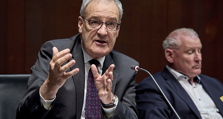 Bundesrat und Wirtschaftsminister Guy Parmelin neben Heinz Tännler, Präsident der Swiss Blockchain Federation und Finanzdirektor des Kantons Zug