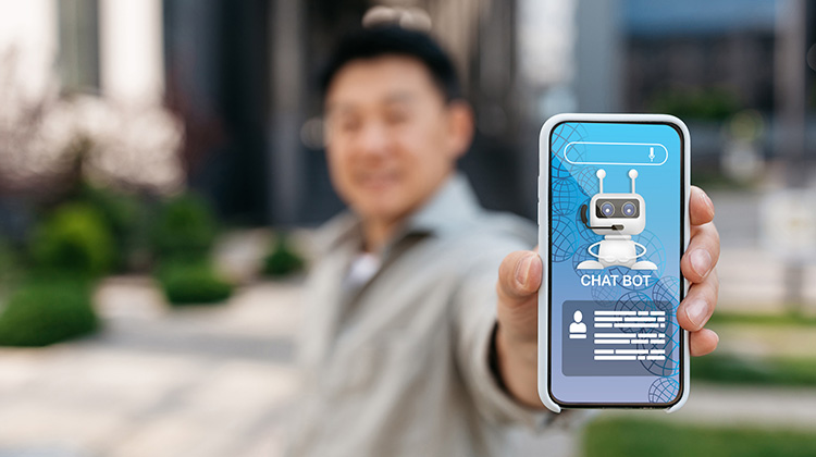 Mann mit Smartphone, der mit einem Chatbot kommuniziert