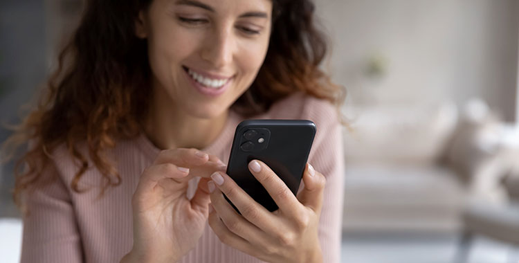 Junge Frau am Smartphone mit ihrer digitalen Vorsorge beschäftigt