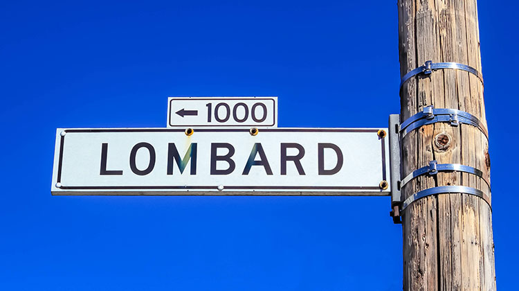Strassenschild mit der Aufschrift Lombard