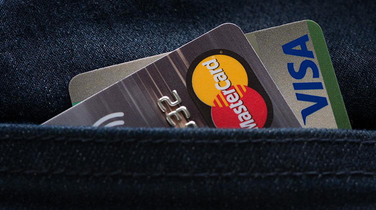 Eine Visa und eine Mastercard in einer Jeanshose