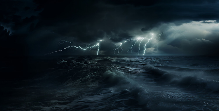 Sturm, hohe Wellen und Blitze am dunklen Nachthimmel