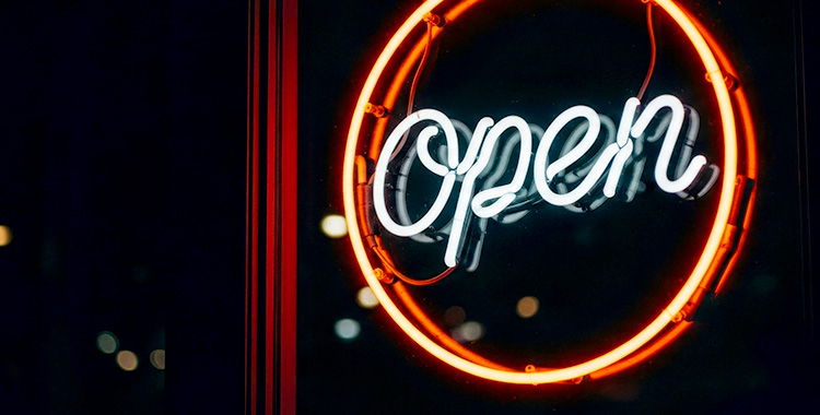 Leuchtschrift mit dem Wort Open