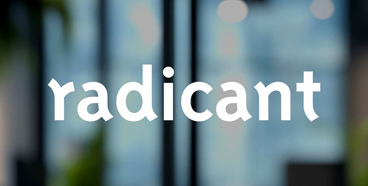 Der Schriftzug der Neo-Bank Radicant auf einer spiegelnden Fläche