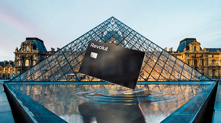 Debitkarte der Neo-Bank Revolut vor dem Louvre in Paris