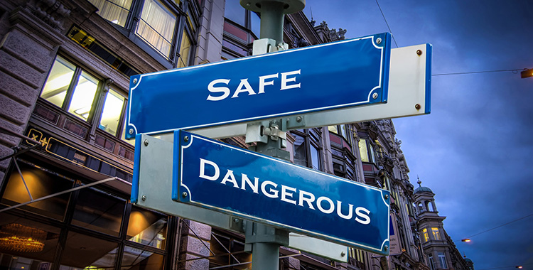 Zwei Strassenschilder mit der Aufschrift Safe und Dangerous