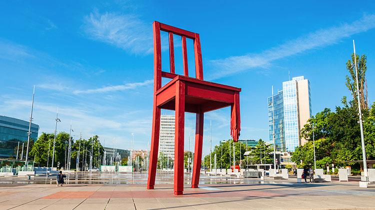 Roter Stuhl mit drei Beinen