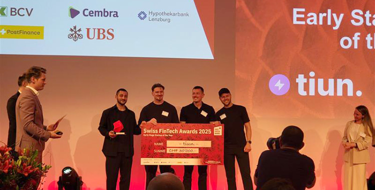 Startup Tiun auf der Bühne der Swiss FinTech Awards