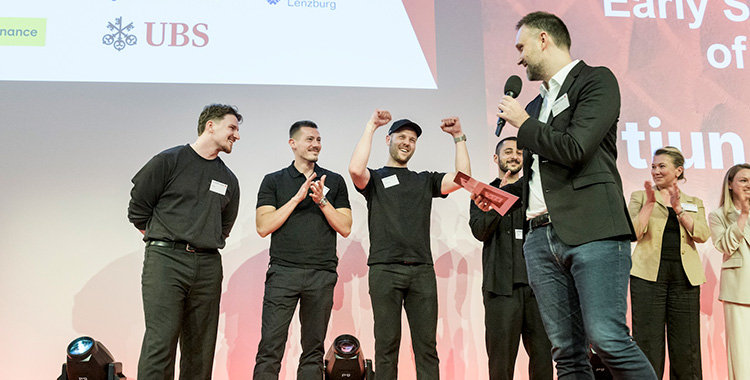 Das Team von Tiun (Gewinner Early Stage Startup of the Year) mit Sebastian Guenther (Accenture, Jury-Mitglied Swiss FinTech Awards)