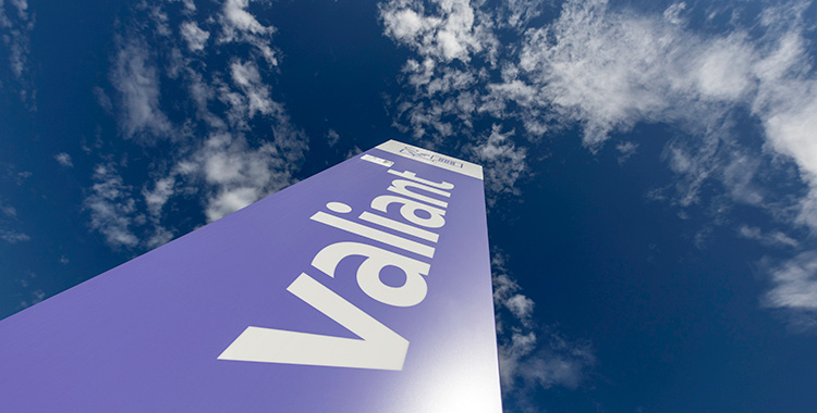 Das Valiant-Logo auf einer Säule gegen den Himmel