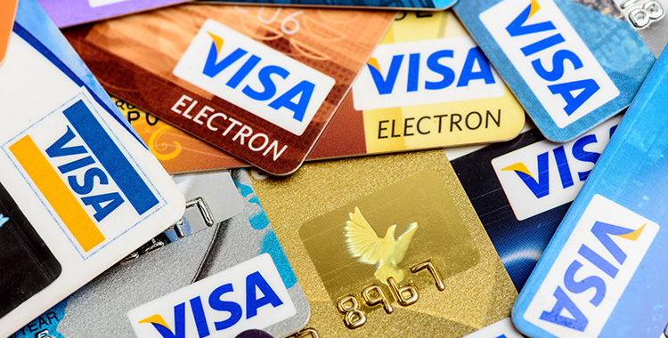 Visa Kreditkarten auf einem Tisch