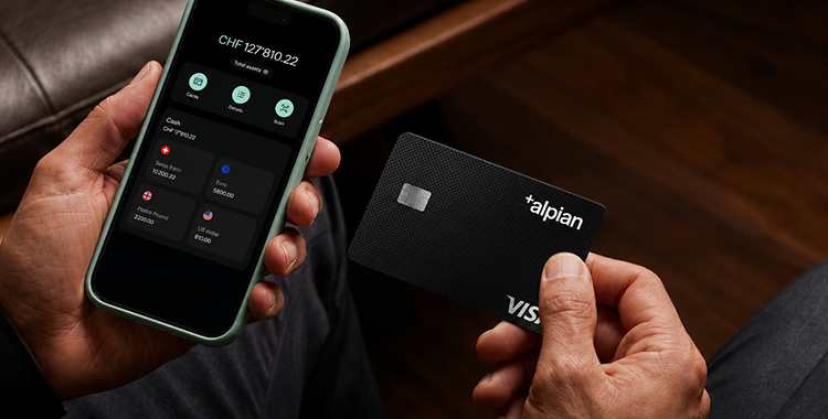 Smartphone-Ansicht und Debitkarte der Neo-Bank Alpian