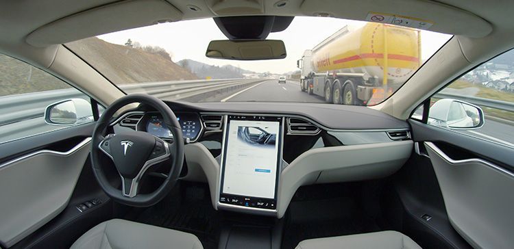 Autonomes Fahren: Tesla ohne Fahrer auf der Autobahn