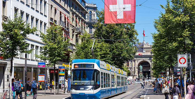Bahnhofstrasse Zürich mit Tram im Vordergrund