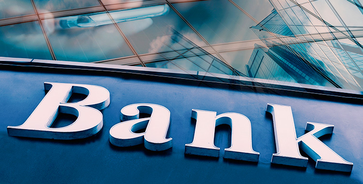 Schriftzug Bank vor einer spiegelnden Fassade