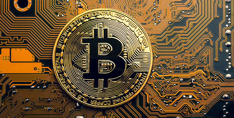 Goldene Bitcoin-Münze liegt auf einem Mainboard