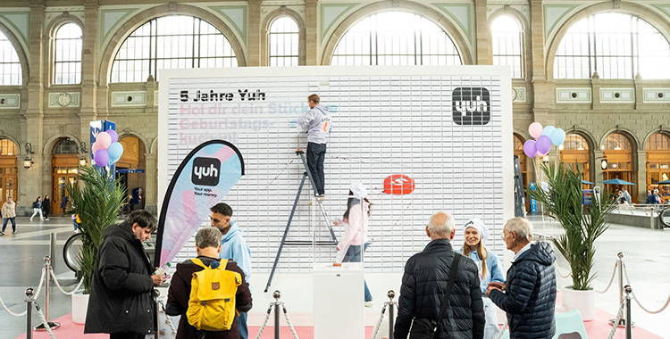 Die Cake-Wall zum Yuh-Geburtstag im Hauptbahnhof Zürich mit 1'254 Kuchenstücken