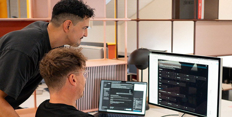 Evaluno-Gründer Silvan Forster & Sebastian Hirn an der Arbeit am PC