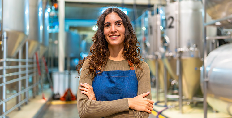 Jungunternehmerin in ihrem Betrieb
