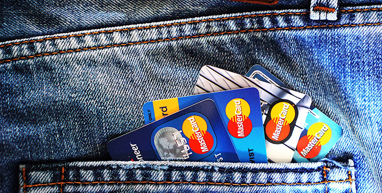 Jeanshose mit Kreditkarten in der Tasche