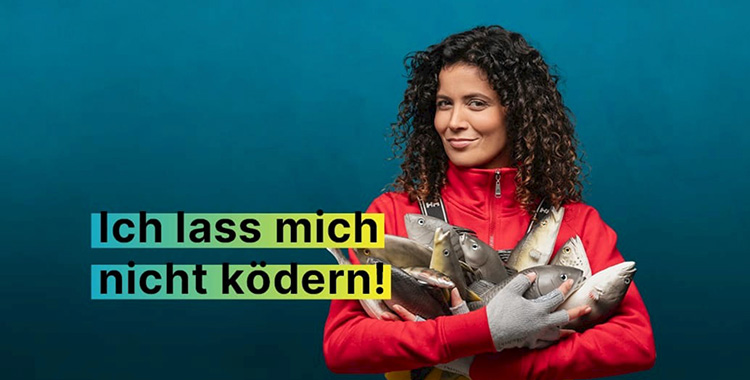 Junge Frau mit Fisch im Arm als Symbol für den Kampf gegen Phishing