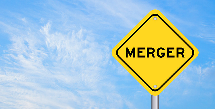 Verkehrsschild mit Aufschrift "Merger" vor blauem Himmel