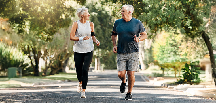 Sportliches Rentnerpaar beim Joggen