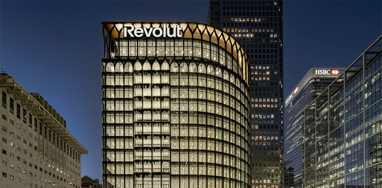Das globale Hauptquartiert von Revolut in London bei Nacht