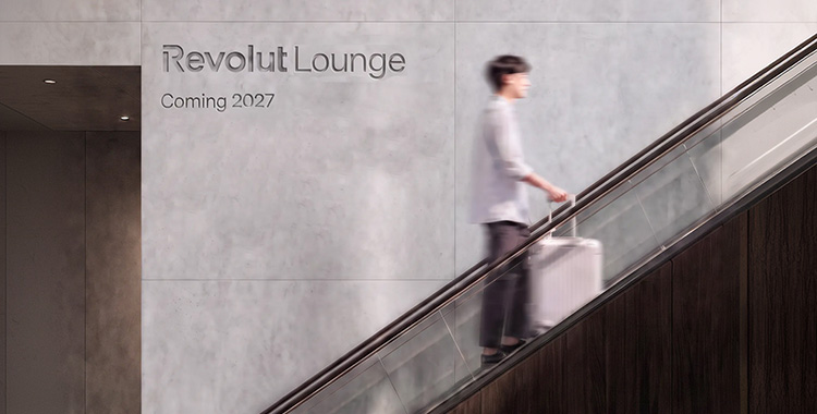 Ein Passagier auf der Rolltreppe im Flughafen auf dem Weg zur Revolut-Lounge