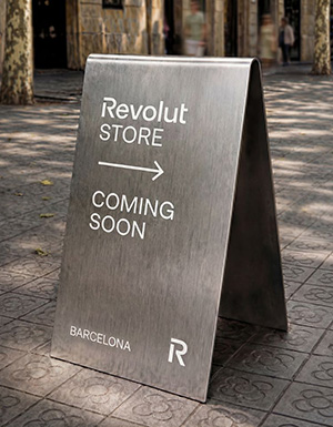 Schild, das auf den geplanten Revolut Store in Barcelona weist