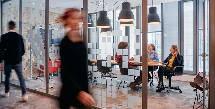 Büros und Menschen eines Startups