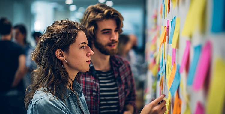 Startup-Team beim Brainstorming