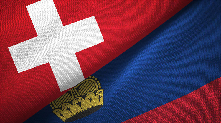 Flaggen Liechtenstein und Schweiz