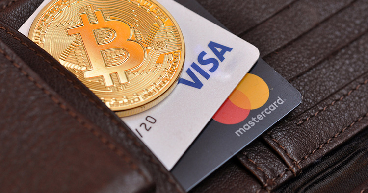 Brieftasche mit Kreditkarten und einem Bitcoin