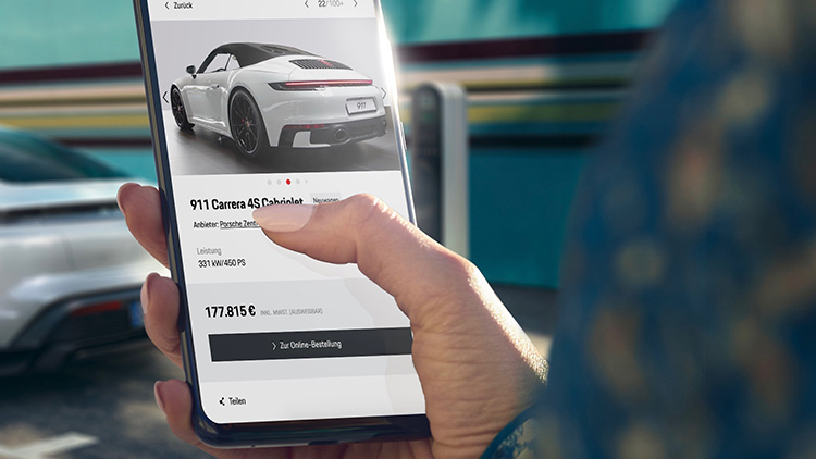 Kundin bestellt einen Porsche online auf dem Smartphone