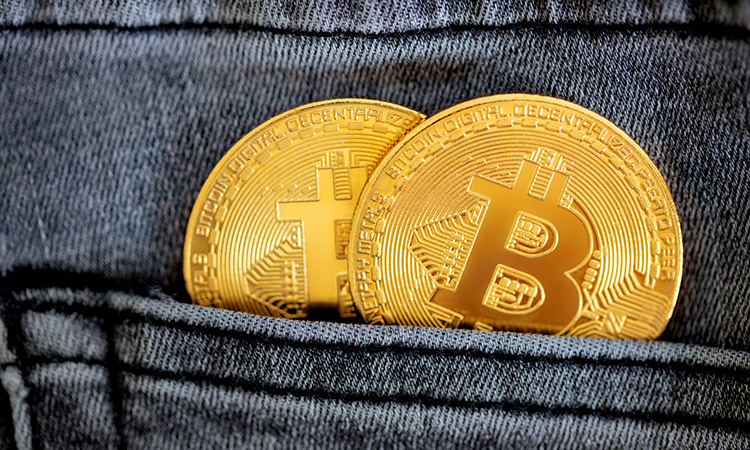 Bitcoin in einer Jeanstasche