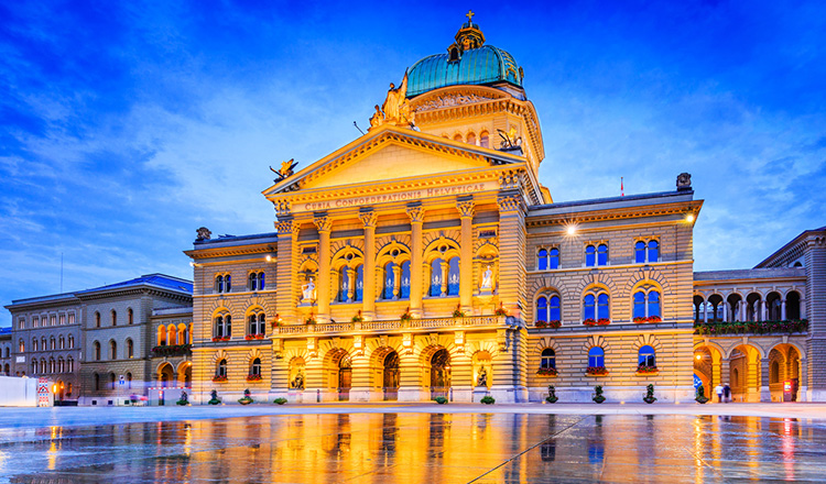 Das Bundeshaus in Bern bei Nacht