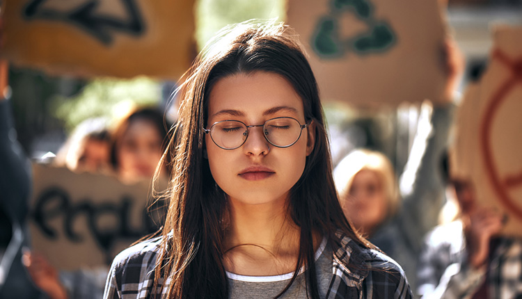 Junge Frau an Klima-Demonstration