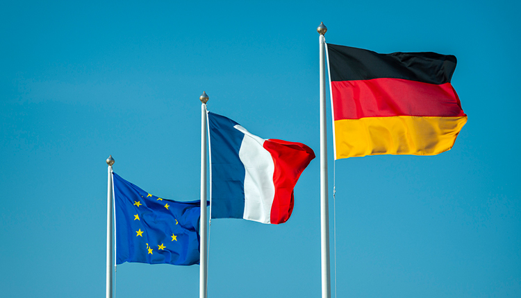 Wehende Flaggen von EU, Frankreich und Deutschland