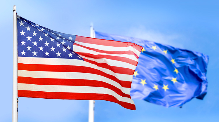 Die Flaggen von USA und der EU