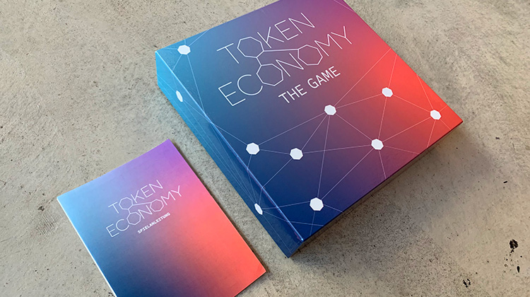 Packung und Spielanleitung zum Brettspiel "Token Economy"