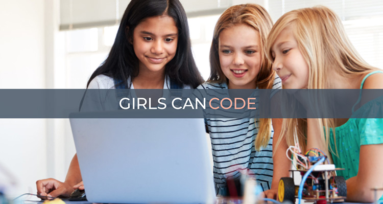 Mädchen beim Coden am PC