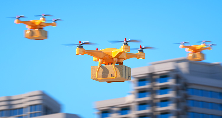 Drohnen in der Luft bei der Paket-Auslieferung