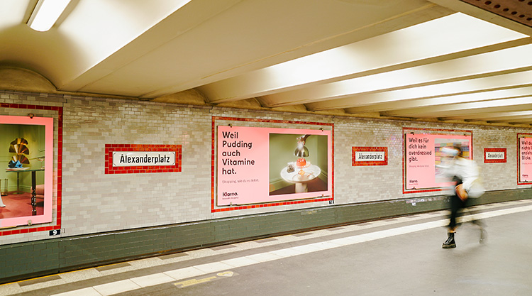 Plakate von Klarna in der U-Bahn