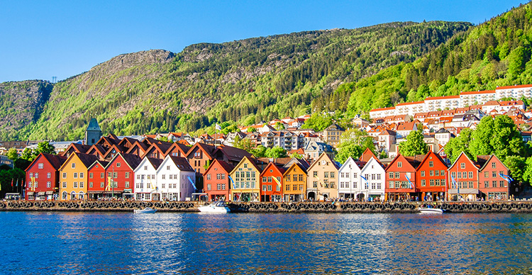 Küste mit bunten Häusern in Norwegen